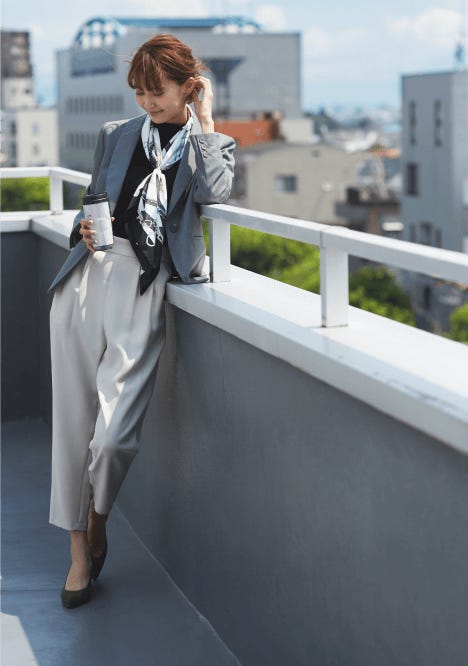 ハイネックノースリーブニット¥10,400/FRAY I.D テーパードパンツ¥12,000/レイ ビームス(ビームス 新丸の内) テーラードジャケット¥22,000/Banner Barrett(Banner Barrett 新宿ルミネ2) スカーフ(スカーフリングつき) ¥2,990/AG by aquagirl ポインテッドトゥパンプス ¥19,000/タラントン by ダイアナ(ダイアナ 銀座本店)(C)TOPLOG