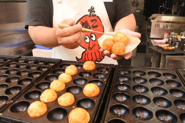 たこ焼きを入れる様子