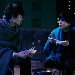 岡田将生、志尊淳（C）2021映画「さんかく窓の外側は夜」製作委員会（C）Tomoko Yamashita／libre