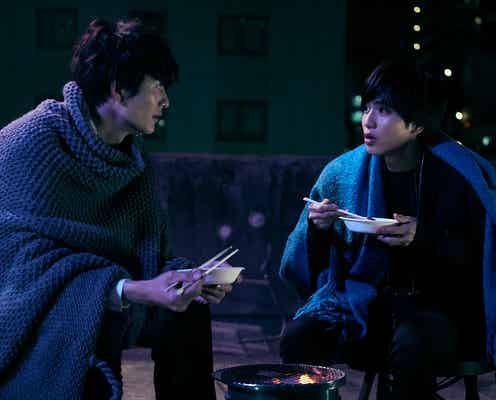岡田将生&志尊淳W主演「さんかく窓の外側は夜」バディ誕生の瞬間のメイキング映像&平手友梨奈らの場面写真公開