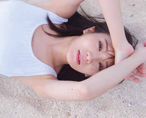 乃木坂46秋元真夏、白い水着で寝転ぶカット解禁<2nd写真集「しあわせにしたい」>