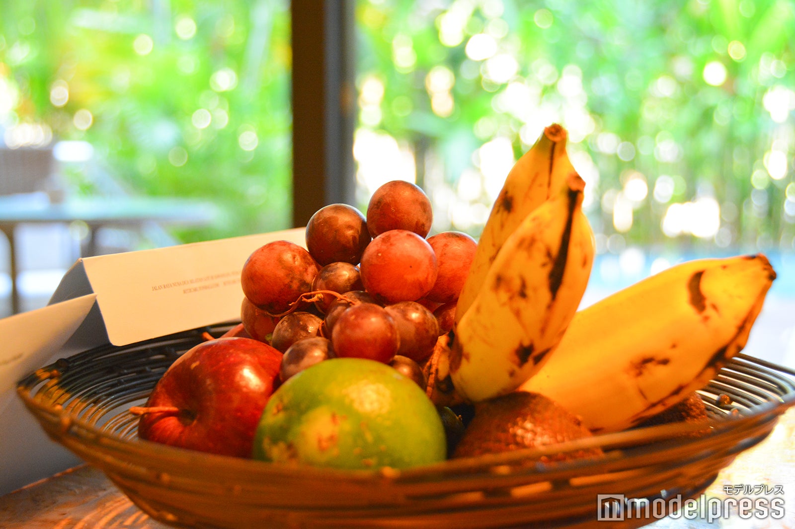 お部屋にはフルーツのサービス（C）モデルプレス