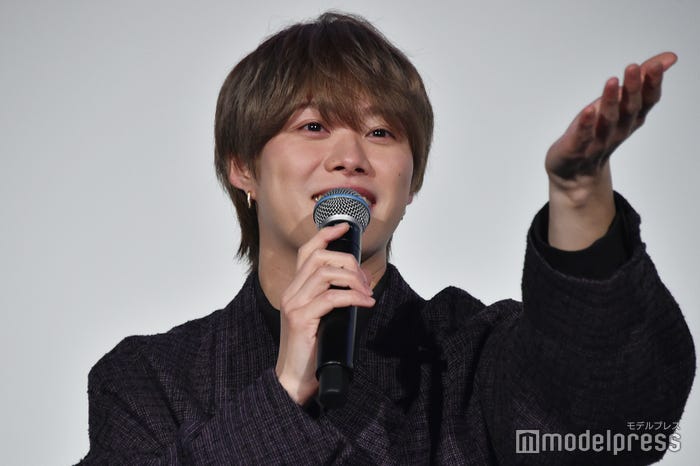 自分と同じく映画館に箸を持参する人を探す大橋和也(C)モデルプレス