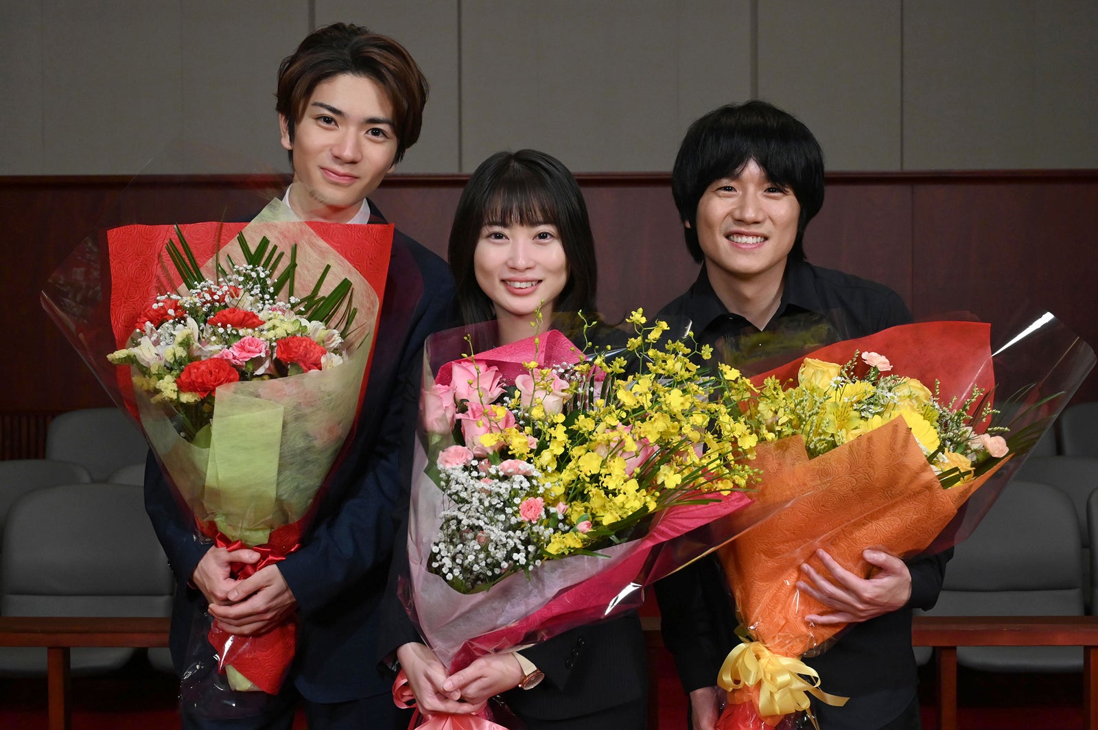 志田未来、風間俊介＆HiHi Jets高橋優斗と「勝利の法廷式」涙のクランクアップ「すごく幸せ」