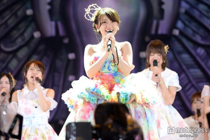 「大島優子卒業コンサート in 味の素スタジアム ~6月8日の降水確率56%(5月16日現在)、てるてる坊主は本当に効果があるのか?~」(C)AKS