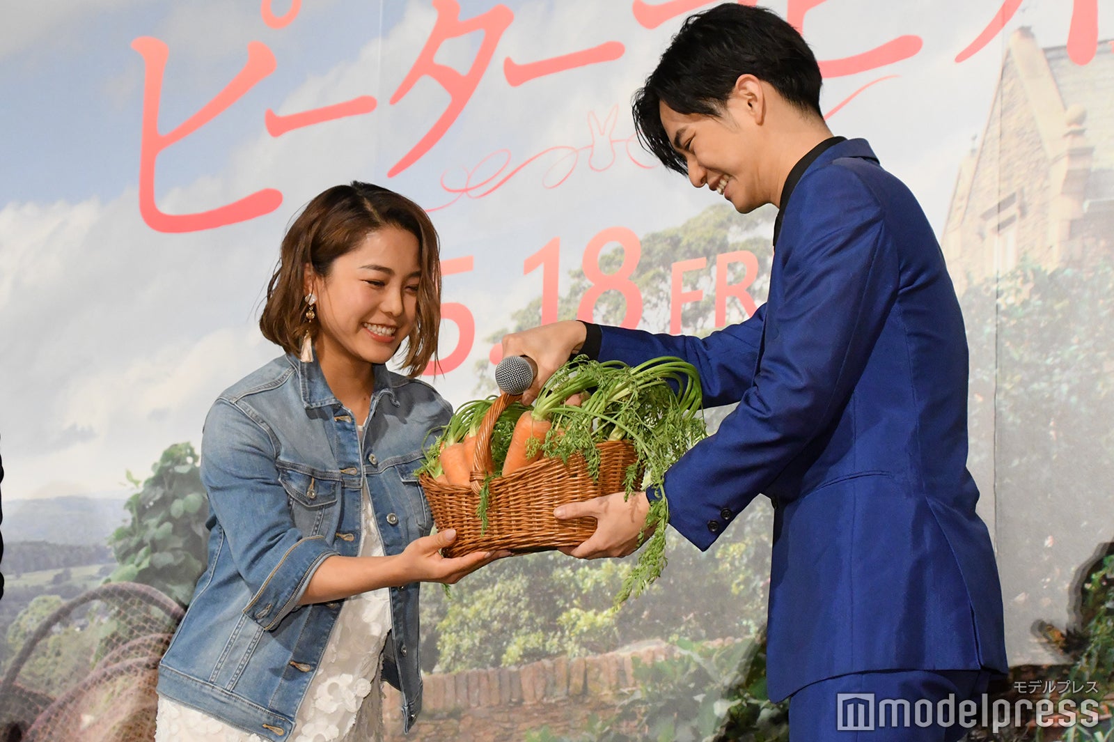 花束贈呈 （C）モデルプレス