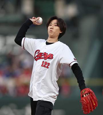 広島 Snow Manの阿部亮平が始球式に登場 見事なノーバウンド投球を披露 広島－中日の開幕戦に花を添える