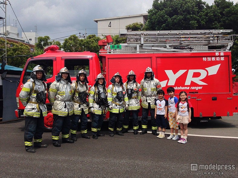メーデーと同じ消防車の前で