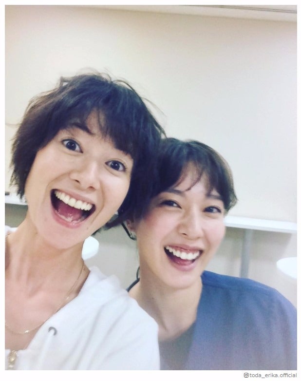 戸田恵梨香 真木よう子との笑顔全開2ショット公開 仲睦まじい姿に反響 モデルプレス