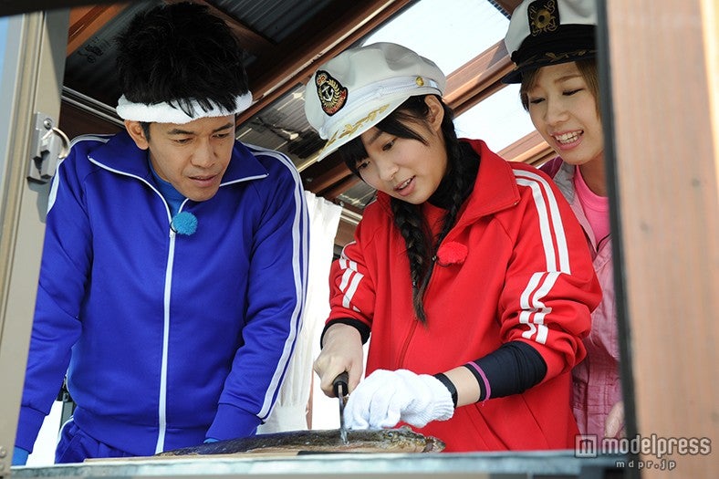 番組では包丁さばきも披露する指原莉乃（中央）