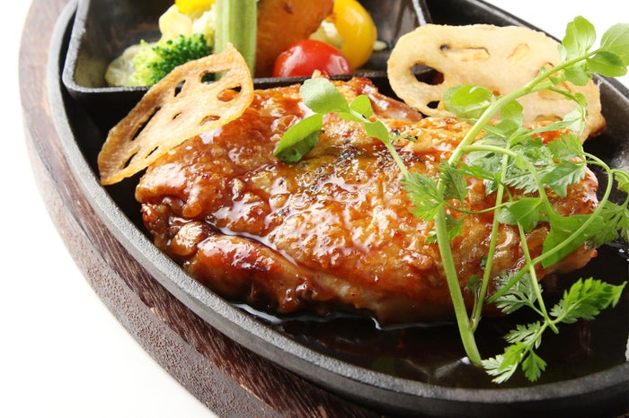 チキンステーキ”てりやき” 1,280円（税抜）／画像提供：ワールドリカーインポーターズ