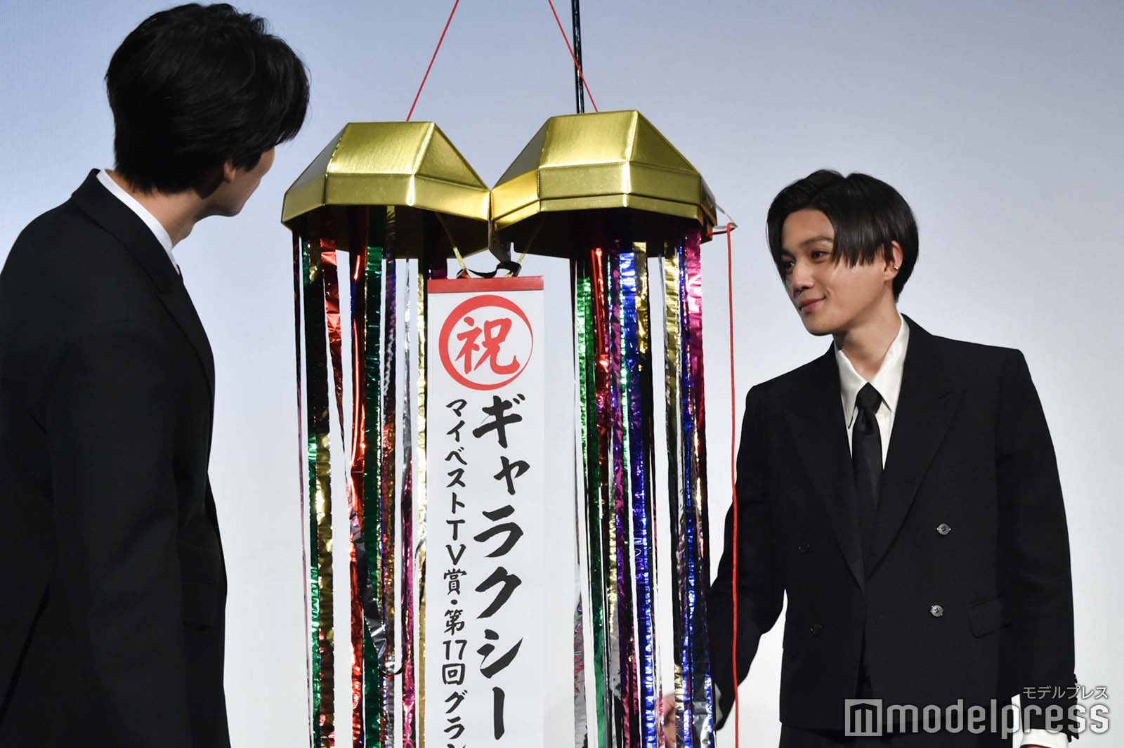 割った後もくす玉が気になる萩原利久、八木勇征（C）モデルプレス