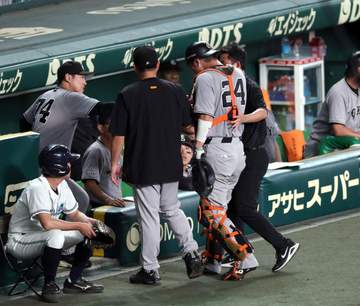 巨人・大城が負傷で緊急交代 三回の守備で投球が右腕付近に直撃するアクシデント 巨人ファンが騒然 代わって甲斐が出場