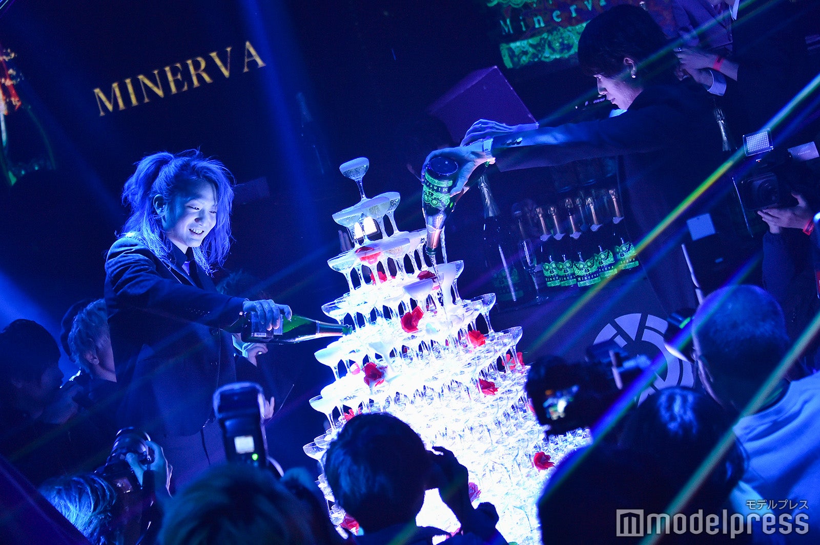 （左から）DJ社長、愛夢路澪（C）モデルプレス