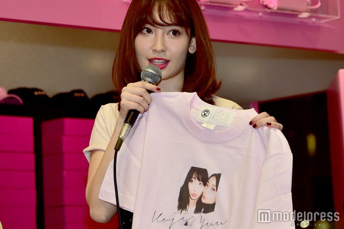 小嶋陽菜大島優子とのショットをデザインしたTシャツ(C)モデルプレス
