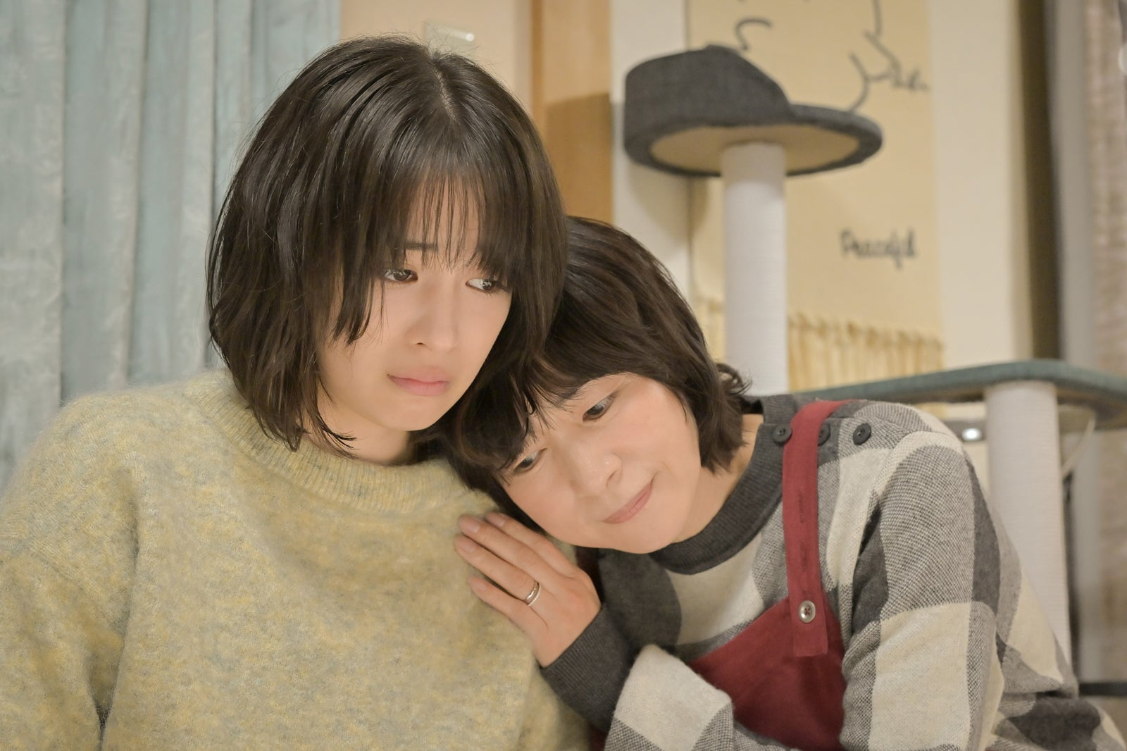 広瀬すず、西田尚美「クジャクのダンス、誰が見た？」（C）TBS