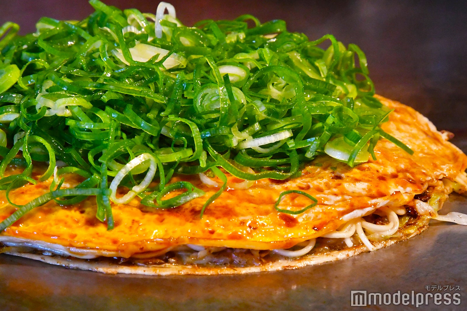 肉玉極細生そばにイカ天とネギをトッピングした「定番イカ天ネギかけ焼き」（1000円税別）（C）モデルプレス