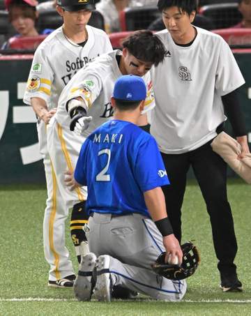 「これぞスポーツマンシップって感じすごい」 DeNA・牧 一塁上で交錯し倒れ込んだソフトバンク・牧原大を介抱 SNS「お互いリスペクトを感じていいね」