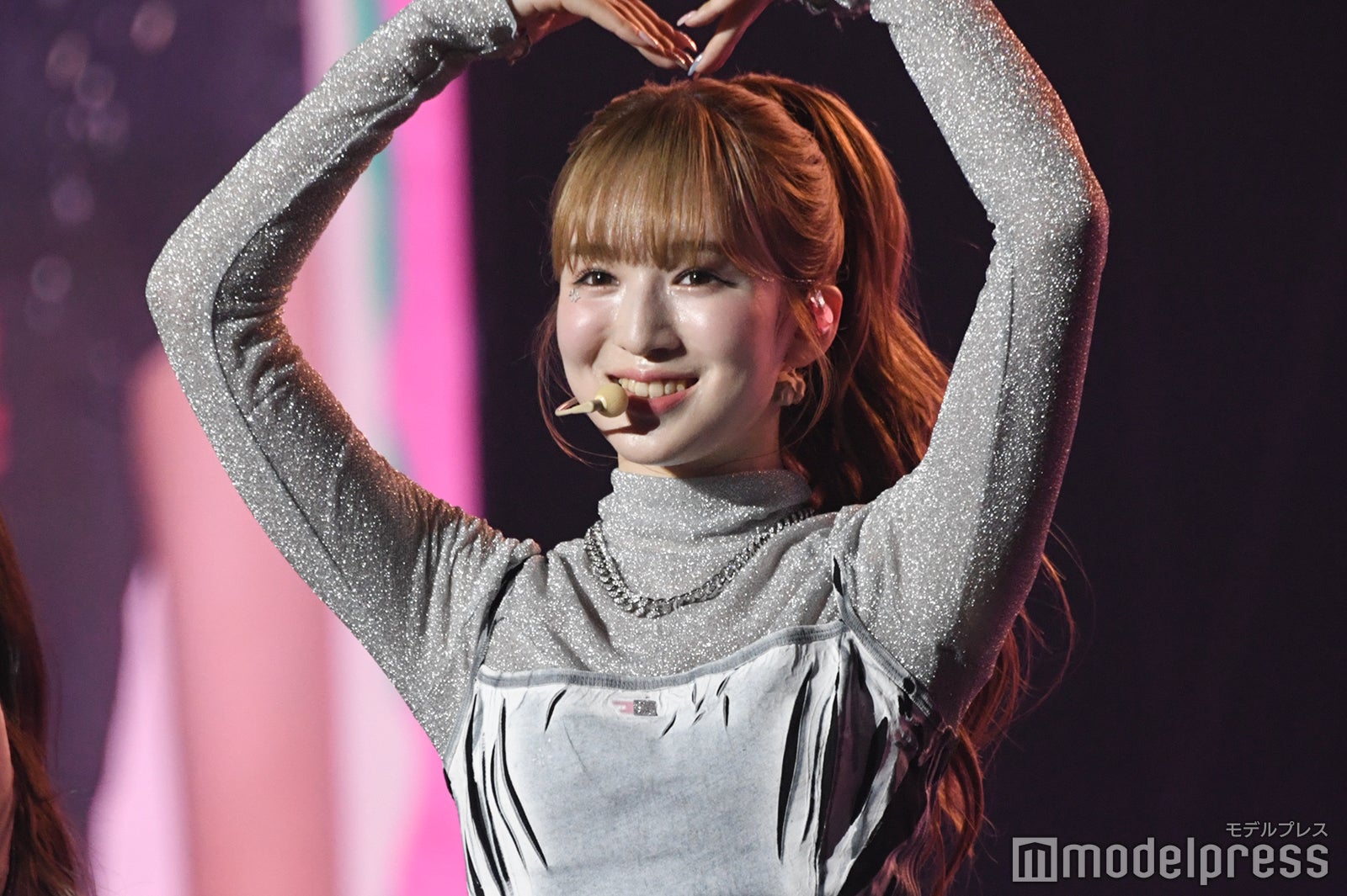 ハートマークを作る山本すず（C）モデルプレス