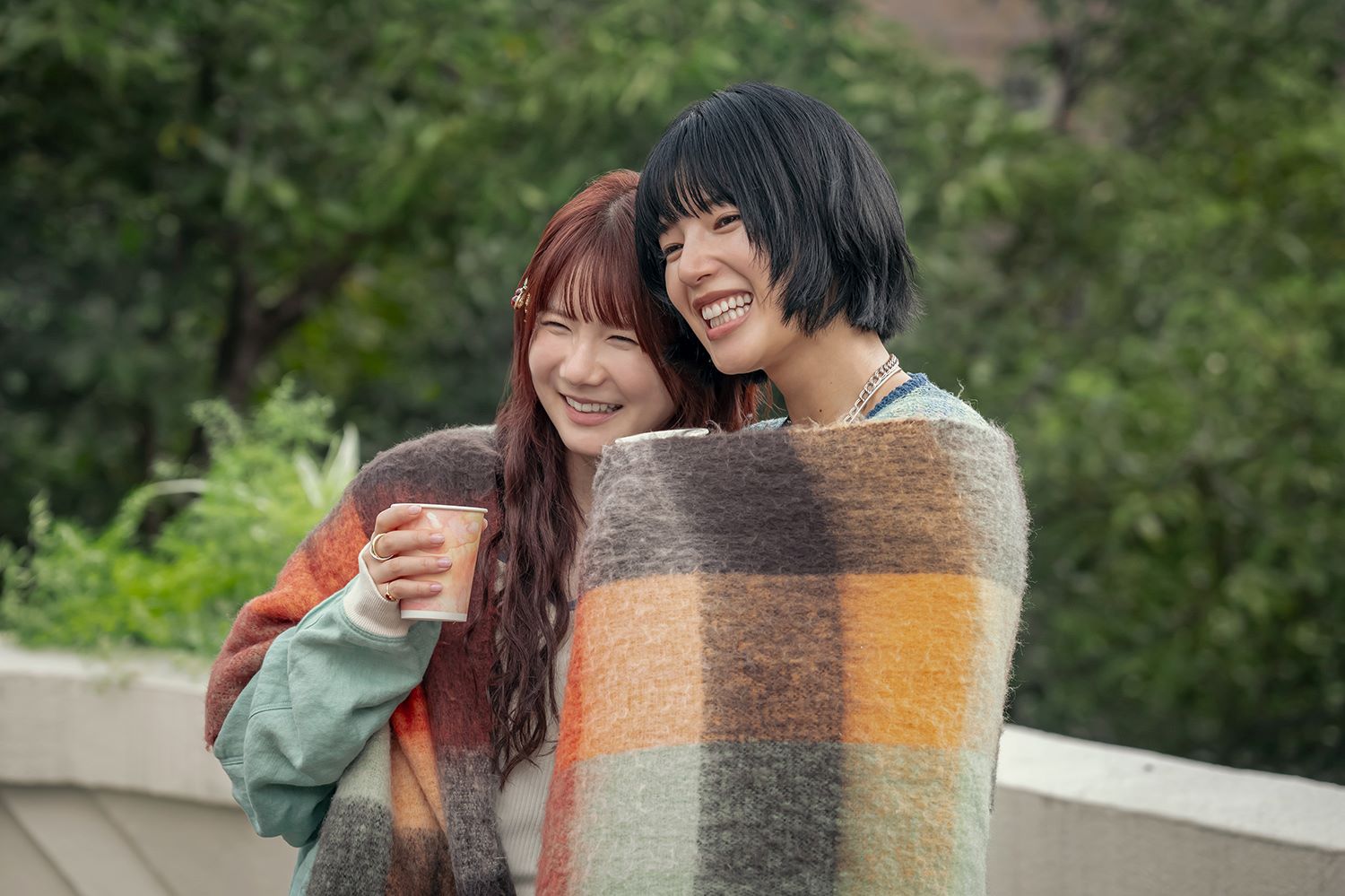 小野花梨、石井杏奈「小さい頃は、神様がいて」第1話（C）フジテレビ