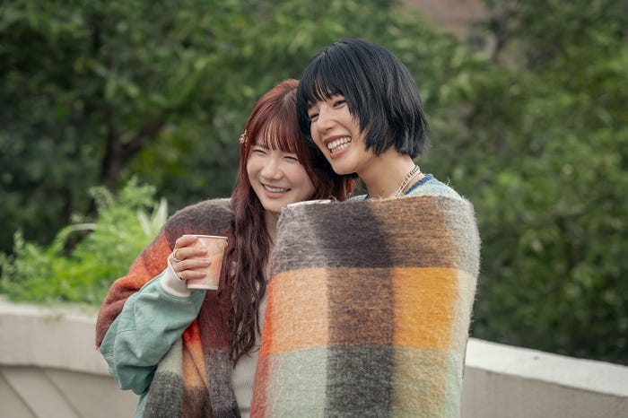 小野花梨、石井杏奈「小さい頃は、神様がいて」第1話(C)フジテレビ