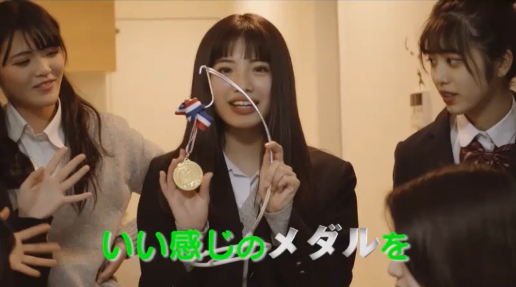 いい感じのメダル／「女子高生ミスコンFINALIST～ハレトキドキＪＫ～」より（提供画像）