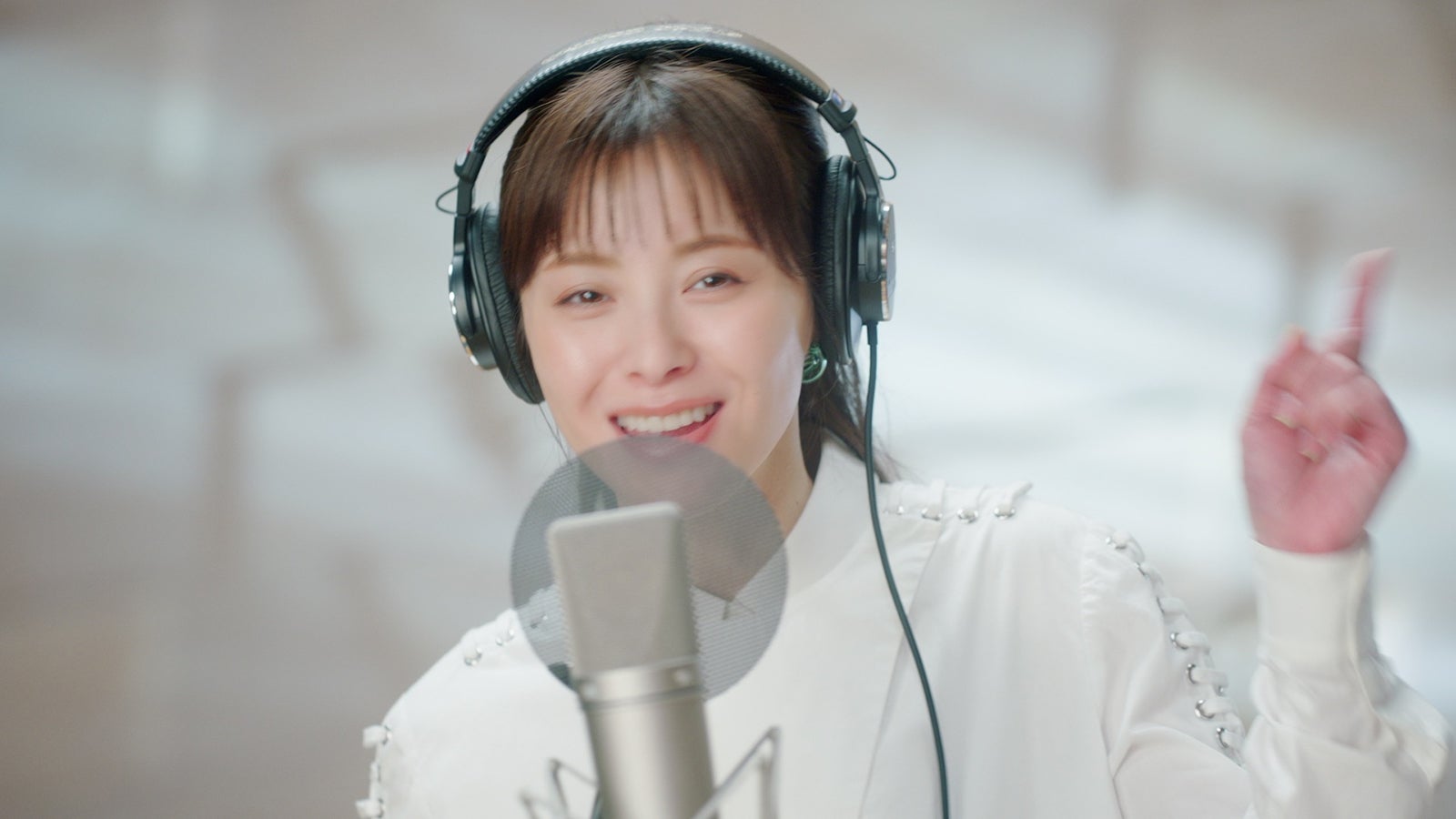 松浦亜弥／新WEB CM「松浦亜弥 CM収録 夏」篇より（提供写真）