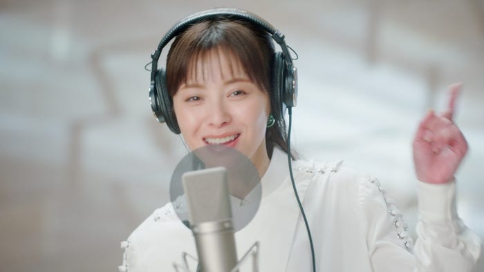 松浦亜弥/新WEB CM「松浦亜弥 CM収録 夏」篇より(提供写真)
