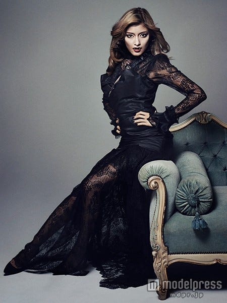 映画「ドラキュラ ZERO」のイメージキャラクターを務めるローラ