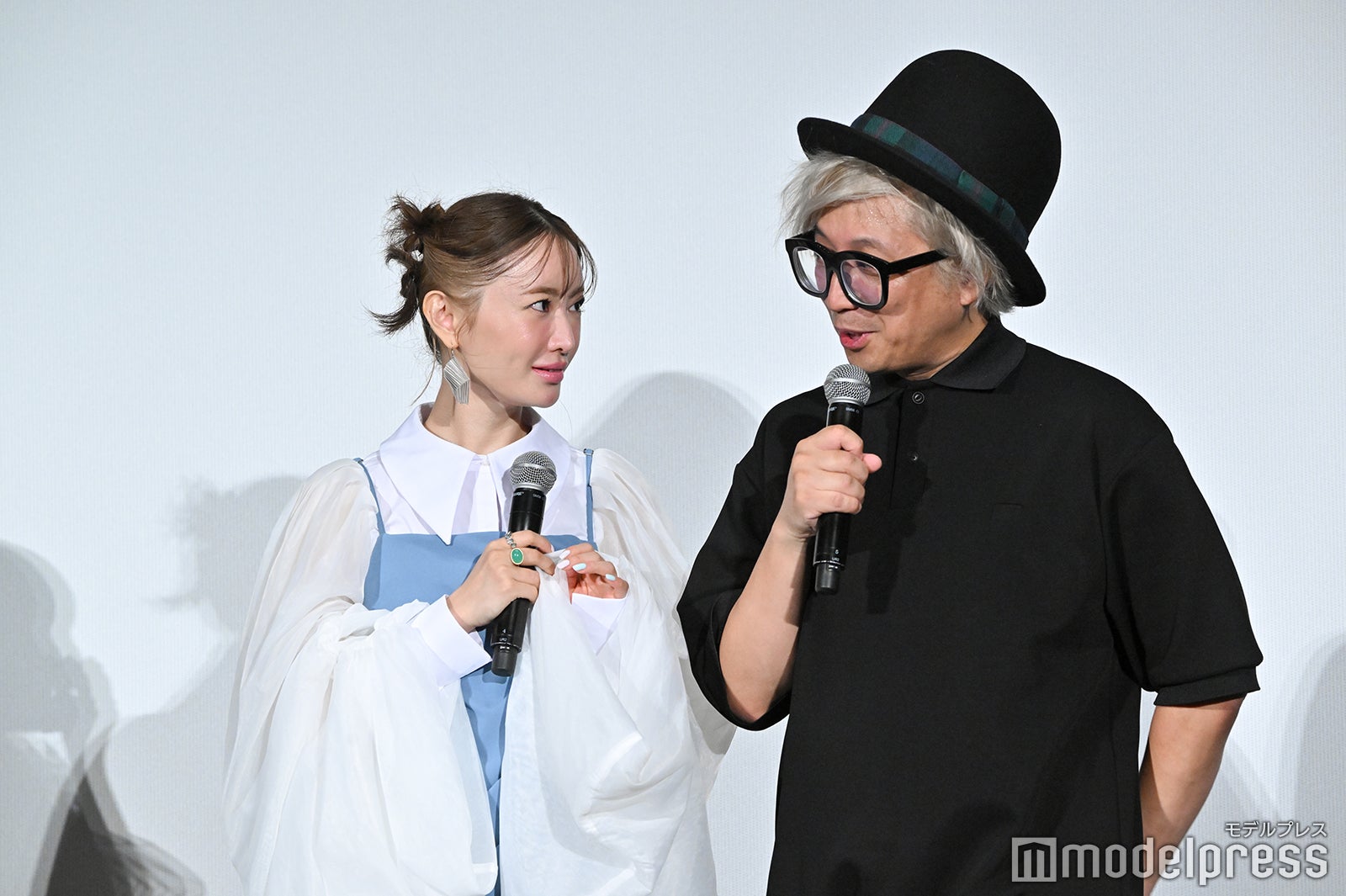 松本まりか、千原徹也監督（C）モデルプレス