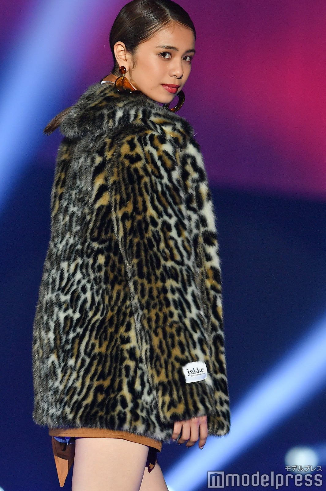 E-girls佐藤晴美、ミニスカでスラリ美脚あらわ ド派手ヒョウ柄コート着こなす＜TGC SHIZUOKA 2019＞