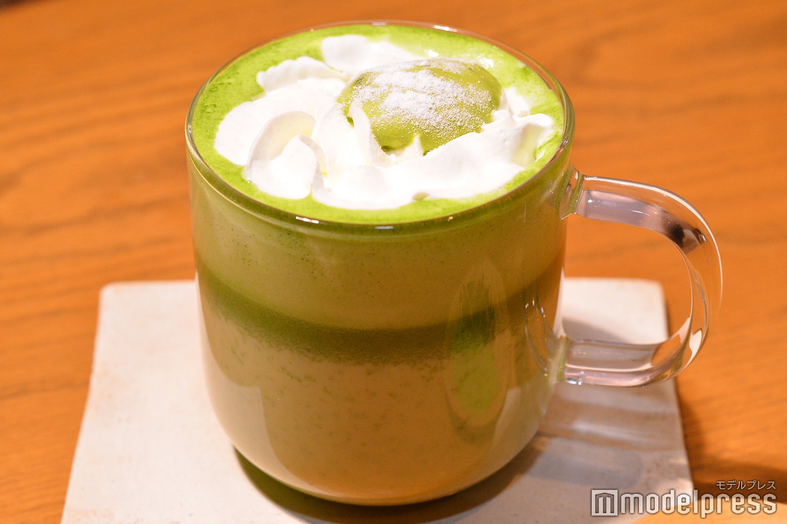 抹茶玄米茶 ムース ティー ラテ（C）モデルプレス