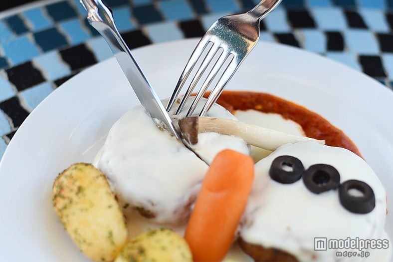 ハンバーグ、チーズのホワイトソース／「プラザパビリオン・レストラン」スペシャルセット