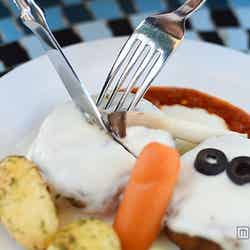 ハンバーグ、チーズのホワイトソース／「プラザパビリオン・レストラン」スペシャルセット