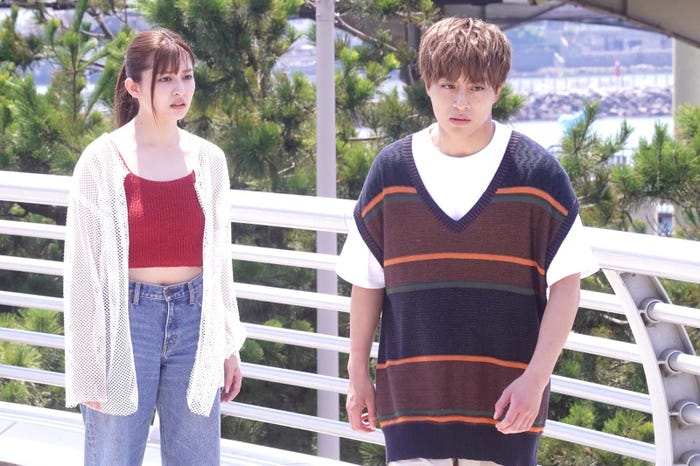 吉川愛、白濱亜嵐「真夏のシンデレラ」第4話より(C)フジテレビ