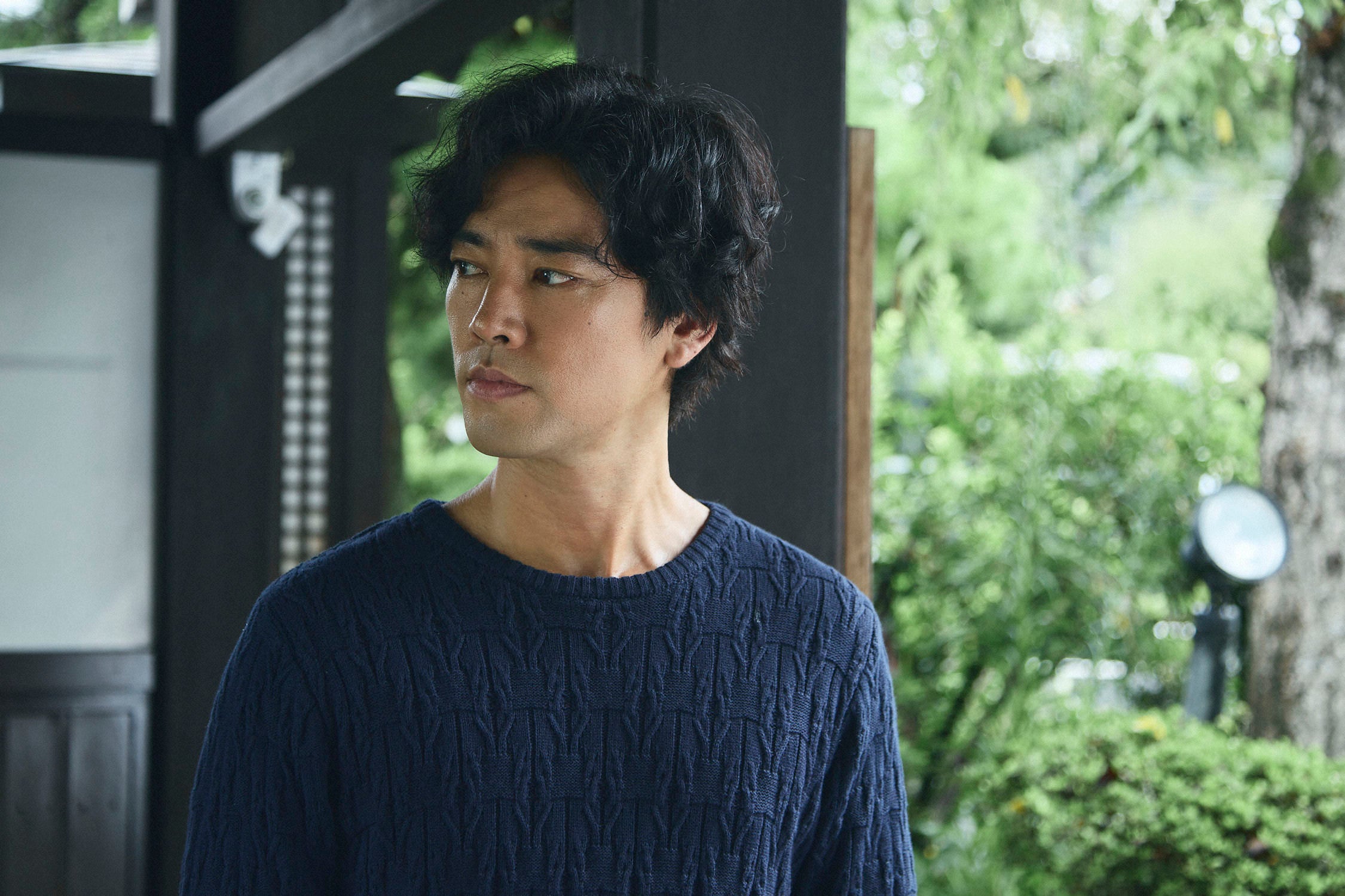 桐谷健太「Qrosの女」第1話（C）「Qrosの女」製作委員会