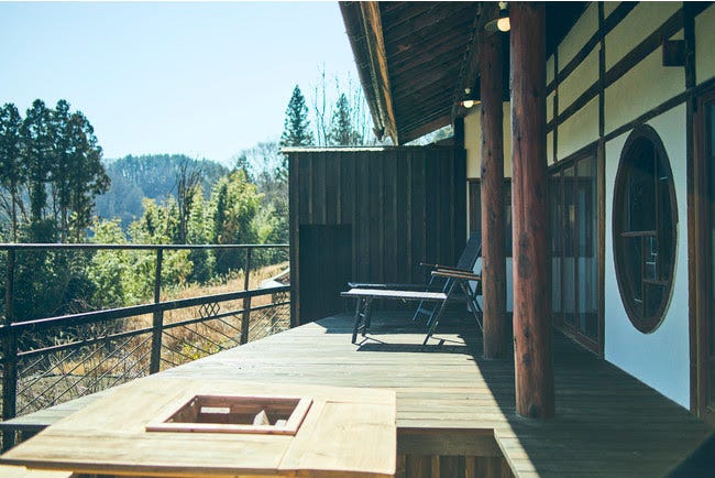 山梨「るうふ 峡之家」一棟貸しの古民家宿、焚き火や“蔵ワインバー”で特別な時間を