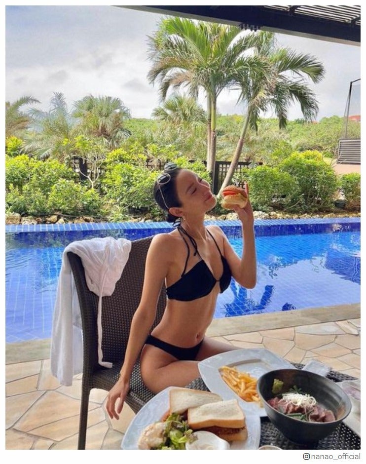菜々緒、ビキニ姿でハンバーガー堪能「スタイル良すぎ」「これ全部食べるの？」の声