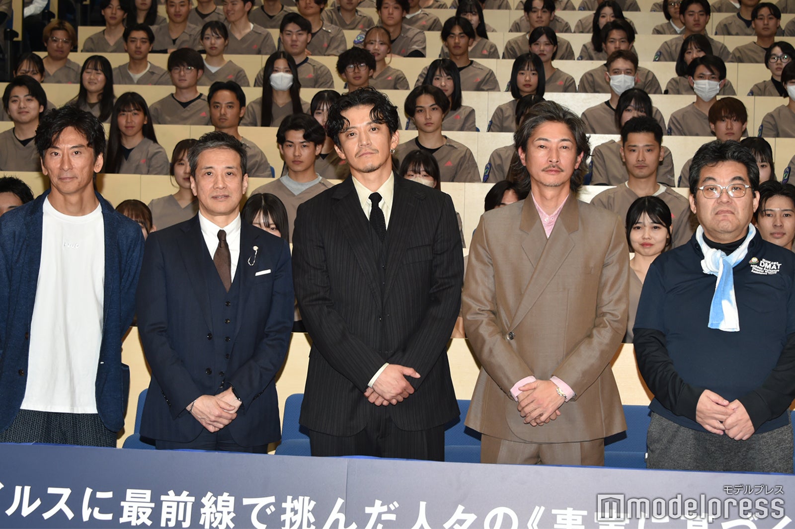 増本淳プロデューサー、阿南英明医師、小栗旬、窪塚洋介、近藤久禎医師（C）モデルプレス