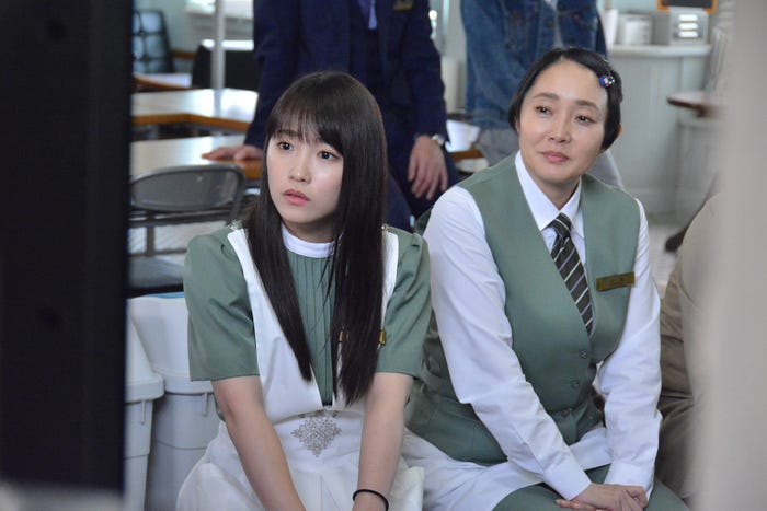 川栄李奈、西尾まり/「崖っぷちホテル!」第8話より(C)日本テレビ