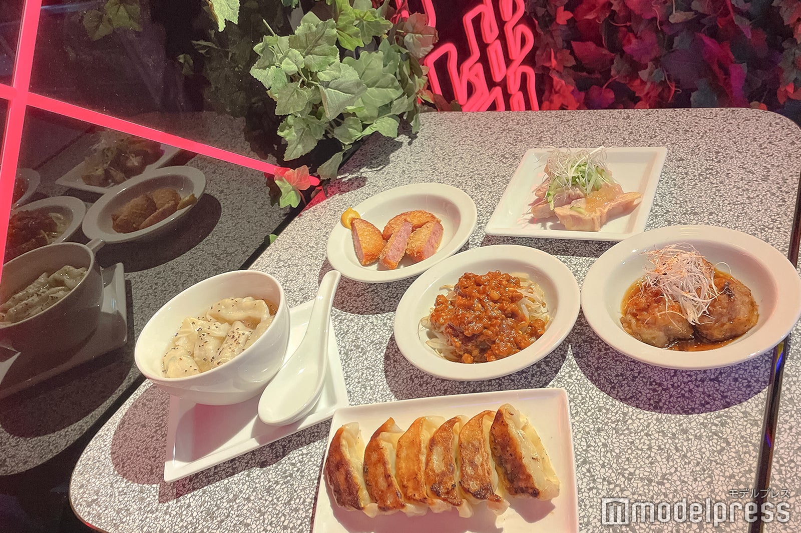 「近未来餃子H」食事（C）モデルプレス