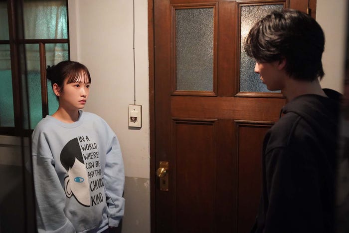 川栄李奈、高杉真宙「となりのナースエイド」第1話より(C)日本テレビ