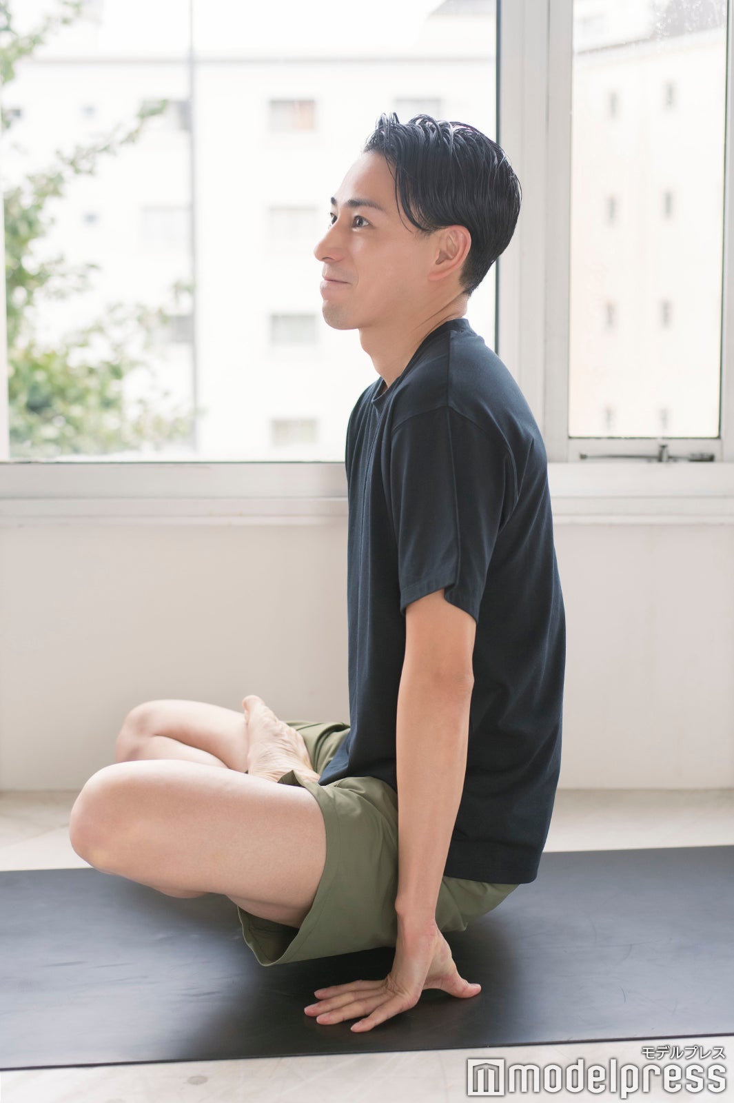 両手で全体重を支えるスゴ技も （C）モデルプレス