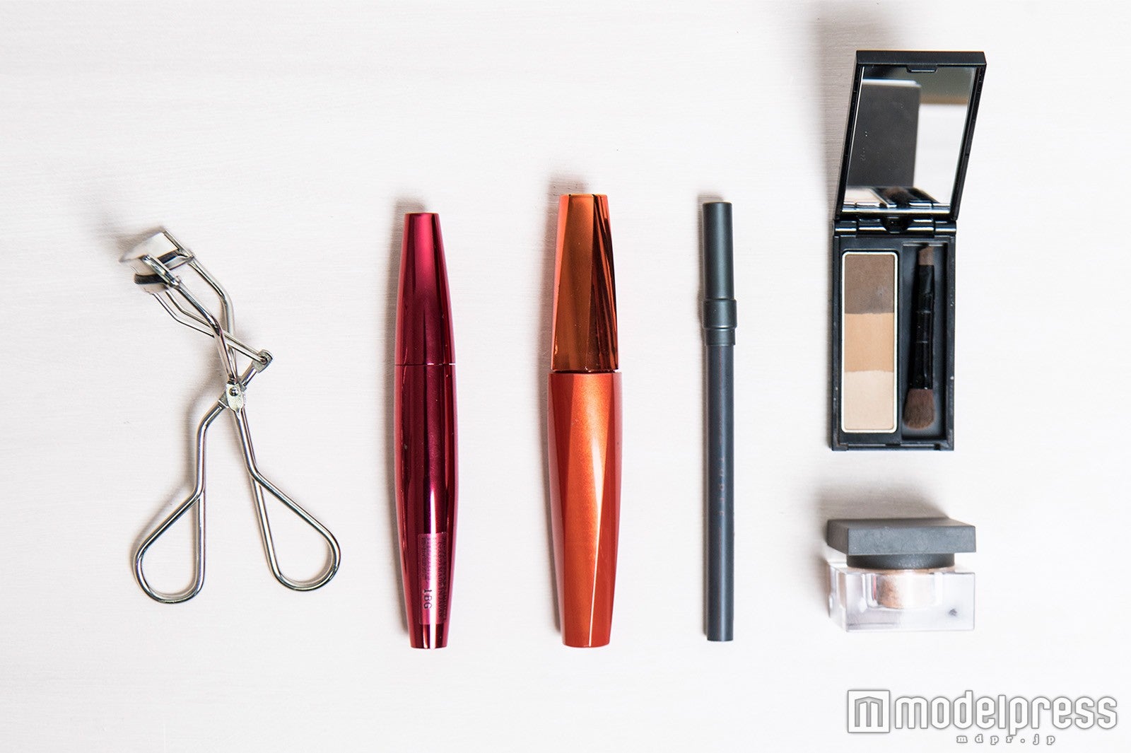 アイメイクコスメ（C）モデルプレス