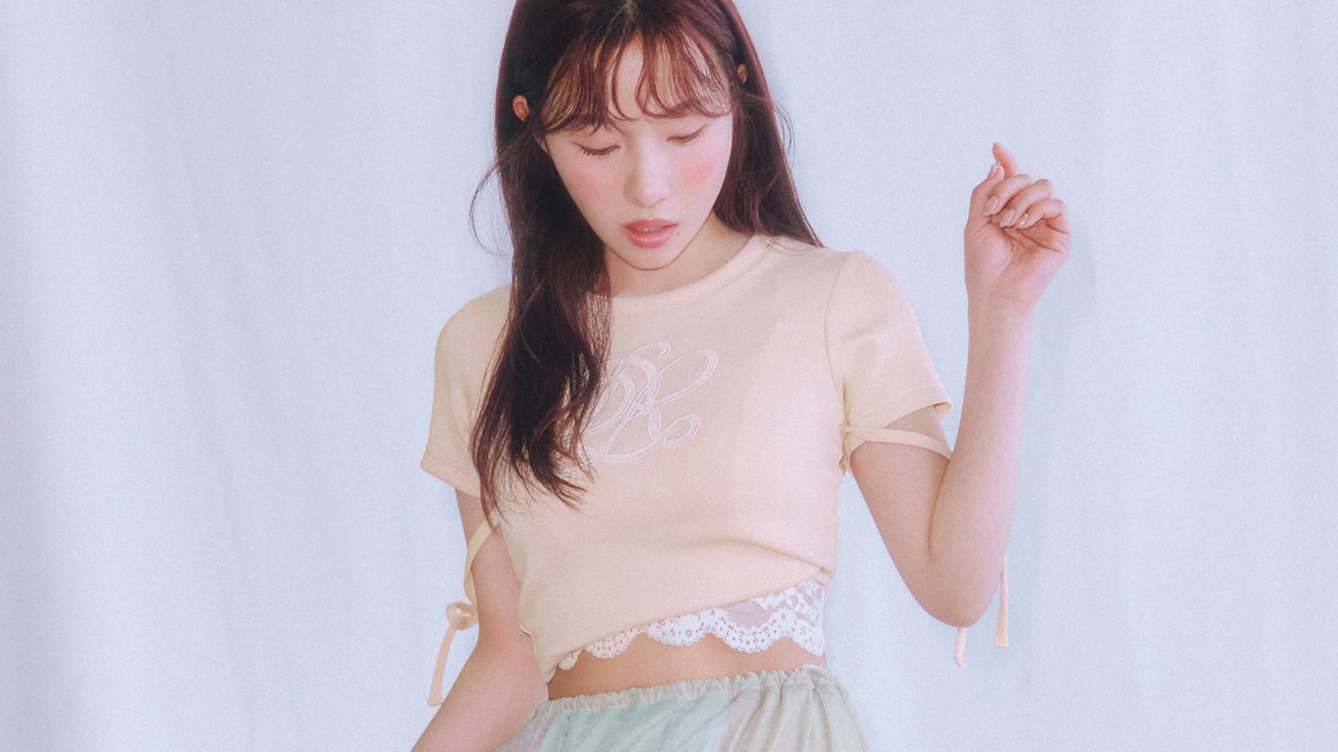 ひと手間でグッと今っぽく♡ 手持ちTシャツでできる【丈感アレンジ】着こなし術
