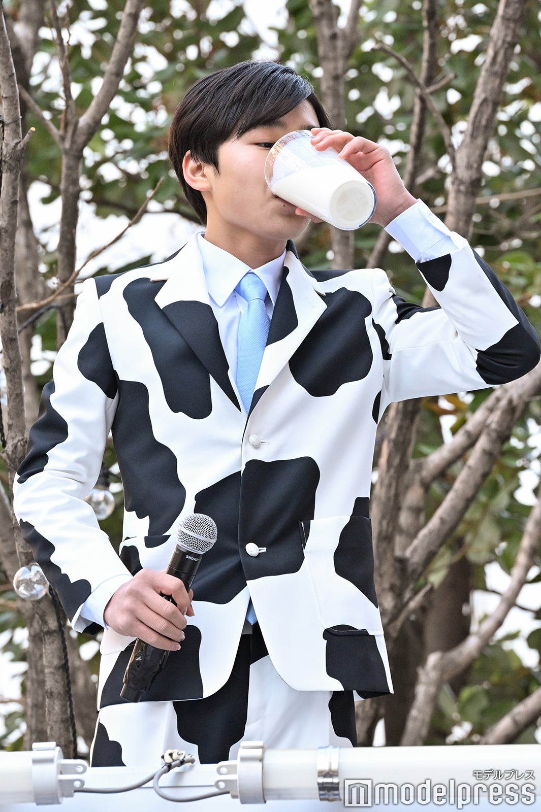 牛乳を豪快に一気飲みした寺田心（C）モデルプレス