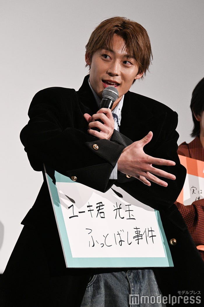 “ユーキ君 光玉ふっとばし事件”を説明するアロハ(C)モデルプレス