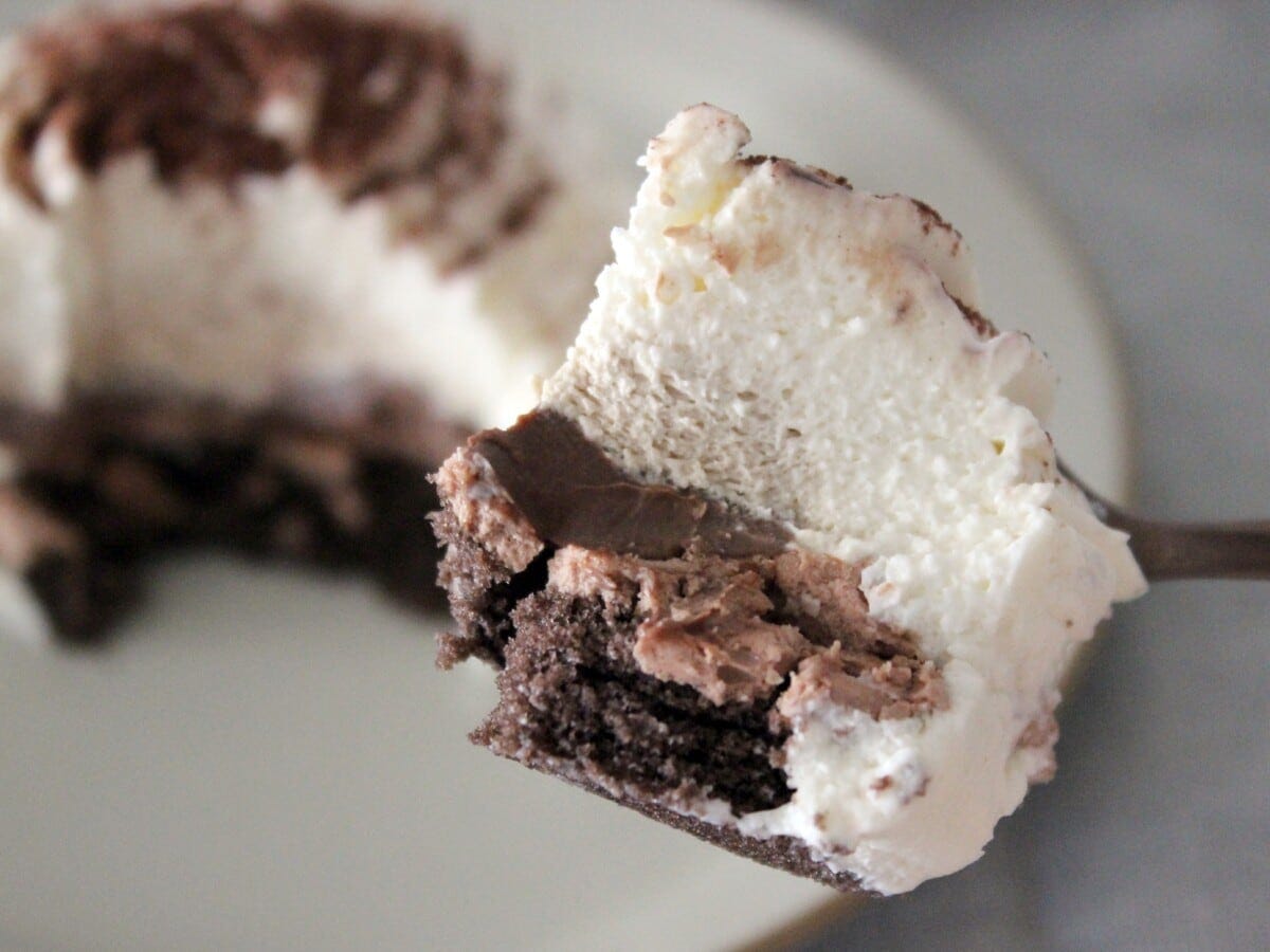 ふんわりとしたココアスポンジも、濃厚なクリームたちを受け止める大事な存在