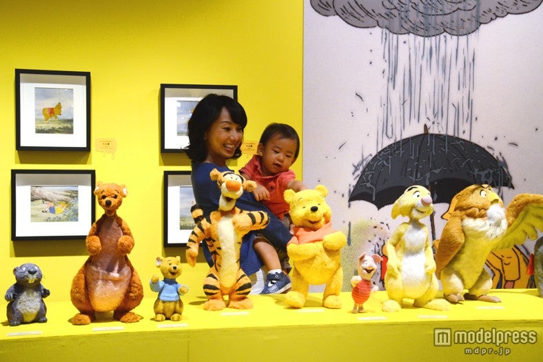 展示を楽しむ東尾理子と理汰郎／「くまのプーさん展 WINNIE THE POOH EXHIBITION」（C）Disney