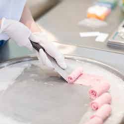 目の前でくるっと巻き上げる/画像提供:ROLL ICE CREAM FACTORY